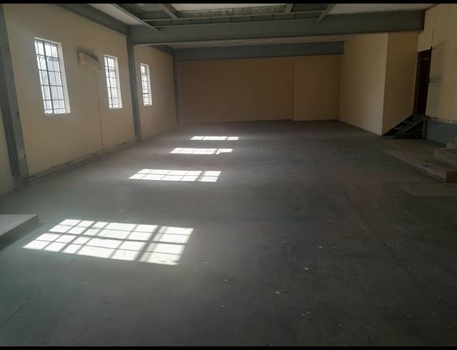 386M² SHOWROOM TO LET IN ALBERTON NORTH